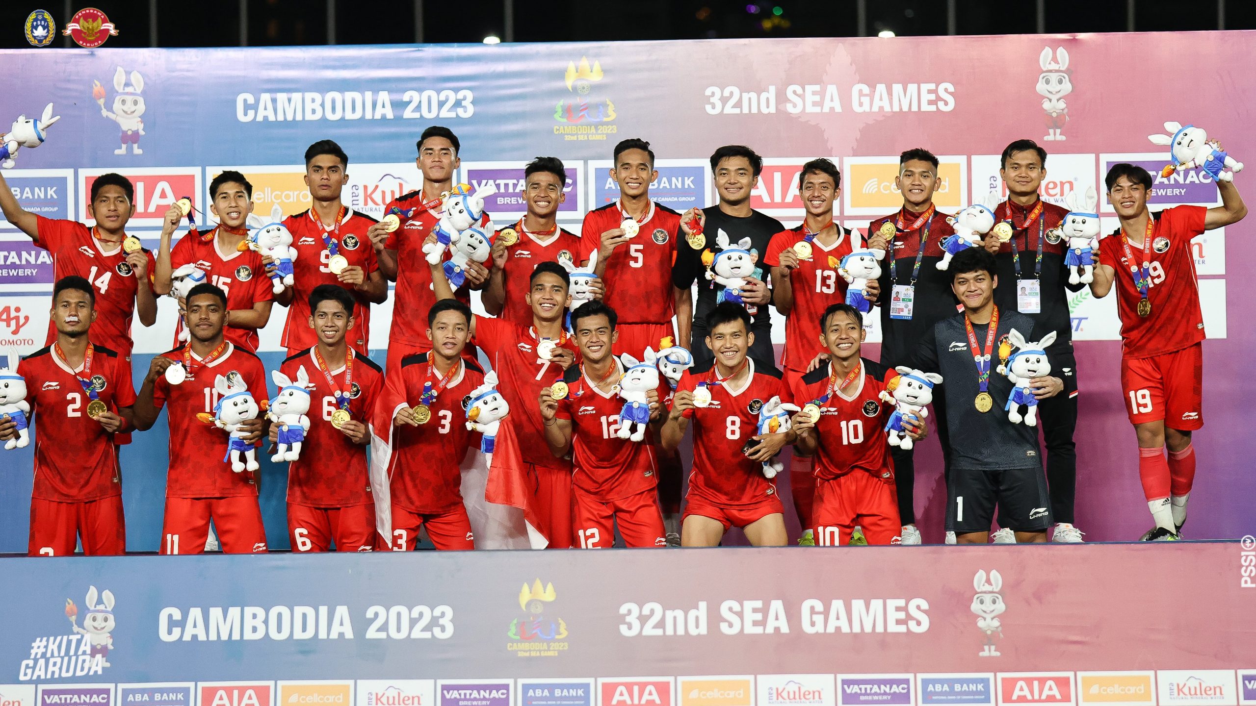 Terharu! Timnas Indonesia Juara SEA Games 2023, Lagu Indonesia Raya Berkumadan di National Olympic Stadium Kamboja