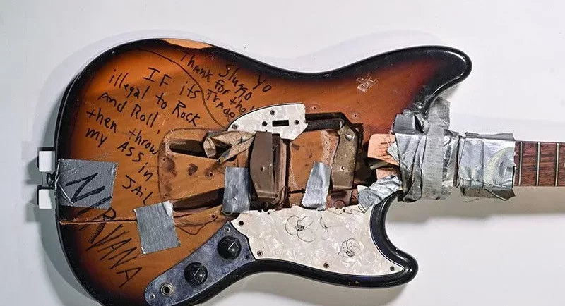 Gitar rongsok milik Kurt Cobain, personel Nirvana terjual hampir Rp9 miliar dalam acara pelelangan di New York, AS. ANTARA/REUTERS/Erik Pendzich.