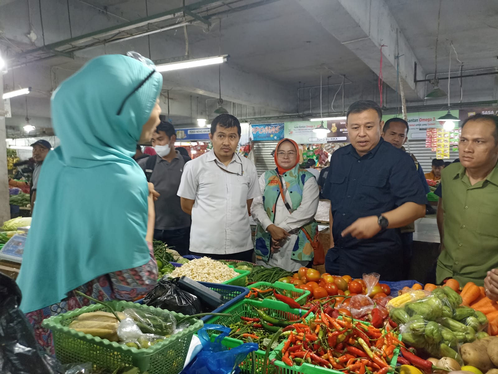 Dok. DKPP Kota Bandung bersama Satgas Pangan Polda Jabar saat melakukan sidak kepokmas di Pasar Kosambi Bandung. Rabu (3/5). Foto. Sandi Nugraha.