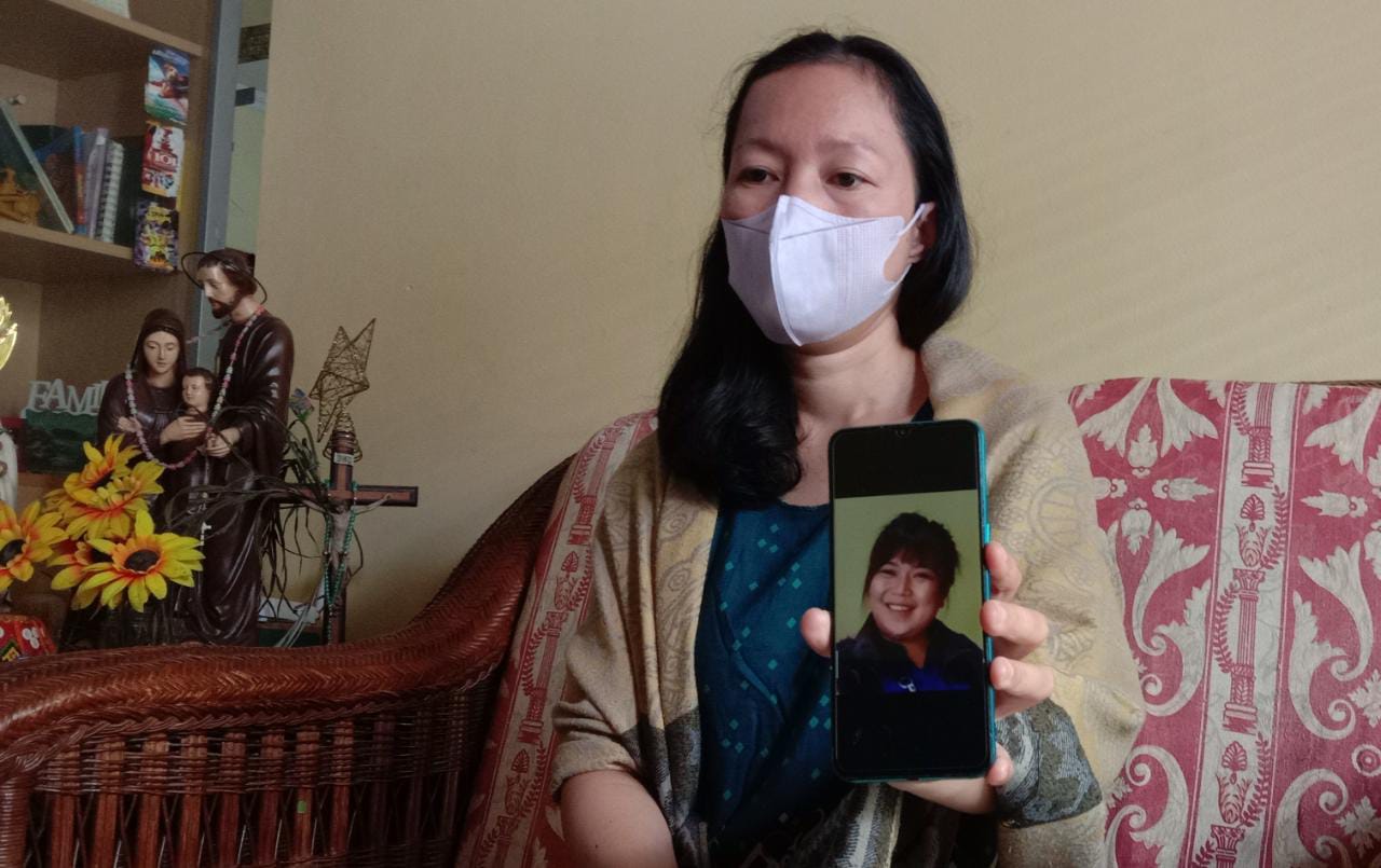 Dok. Salah seorang keluarga korban TPPO di Myanmar asal Kota Bandung, Saat menunjukan foto Korban. Foto. Sandi Nugraha.