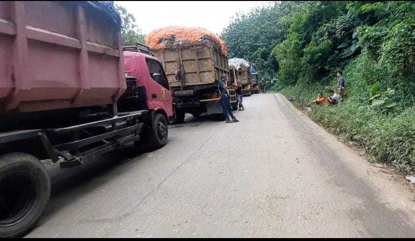 Dok. Antrian panjang truk pengangkut sampah di jalur menuju TPA Sarimukti. Foto. Jabar Ekspres.