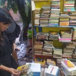Sintia Astarina salah satu bookstagram sedang memilih buku. Foto: Akmal Firmansyah/Jabarekspres