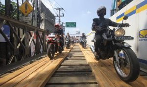 Pengendara melinta di Jembatan Cikereteg, Kabupaten Bogor. Foto : Sandika Fadilah/Jabarekspres.com