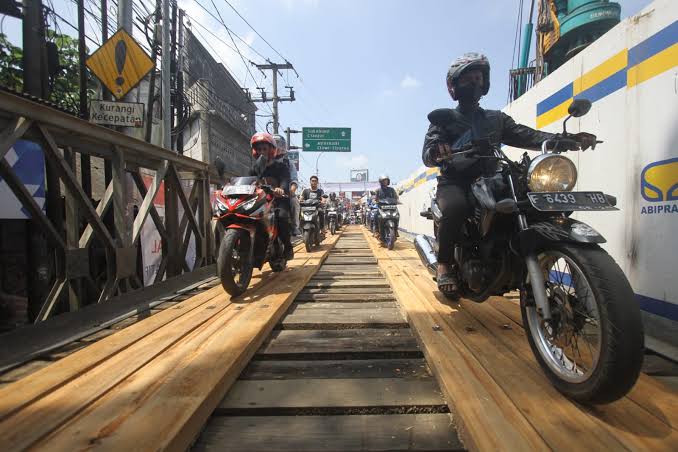 Pengendara melinta di Jembatan Cikereteg, Kabupaten Bogor. Foto : Sandika Fadilah/Jabarekspres.com