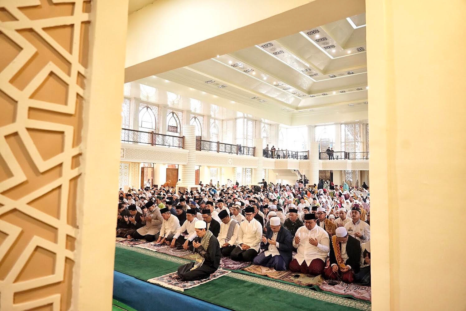 Ratusan jamaah usai melaksanakan sholat di Masjid Agung Kota Bogor. (Yudha Prananda / Jabar Ekspres)
