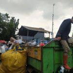 Petugas Kebersihan di TPS Pagarsih dengan tumpukan sampah yang masih berada di roda akibat kekurangan armada pengangkut sampah untuk dibawa ke TPA Sarimukti. Foto: Akmal Firmansyah/Jabarekspres.