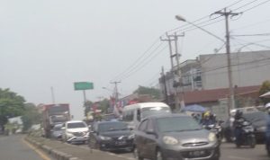 Suasana arus lalu lintas di jalan arteri Karawang, Senin (1/5/2023). ANTARA/Ali Khumaini