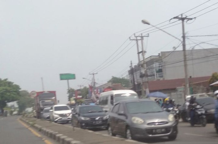 Suasana arus lalu lintas di jalan arteri Karawang, Senin (1/5/2023). ANTARA/Ali Khumaini