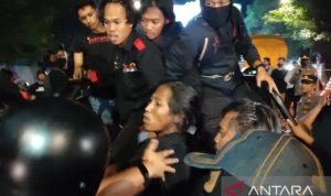 Sejumlah mahasiswa diamankan polisi karena melanggar batas waktu penyampaian aspirasi saat peringatan Hardiknas di Jalan Sultan Alauddin Makassar, Sulawesi Selatan, Selasa (2/5/2023) malam. ANTARA/Darwin Fatir.