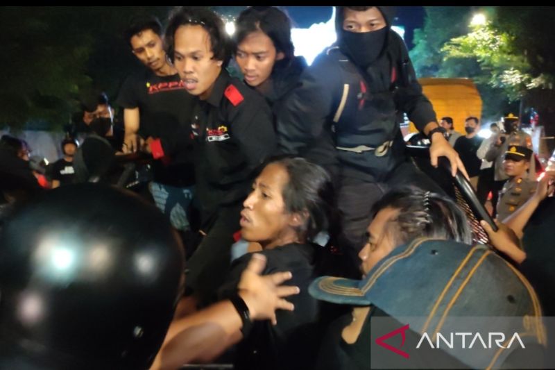 Sejumlah mahasiswa diamankan polisi karena melanggar batas waktu penyampaian aspirasi saat peringatan Hardiknas di Jalan Sultan Alauddin Makassar, Sulawesi Selatan, Selasa (2/5/2023) malam. ANTARA/Darwin Fatir.