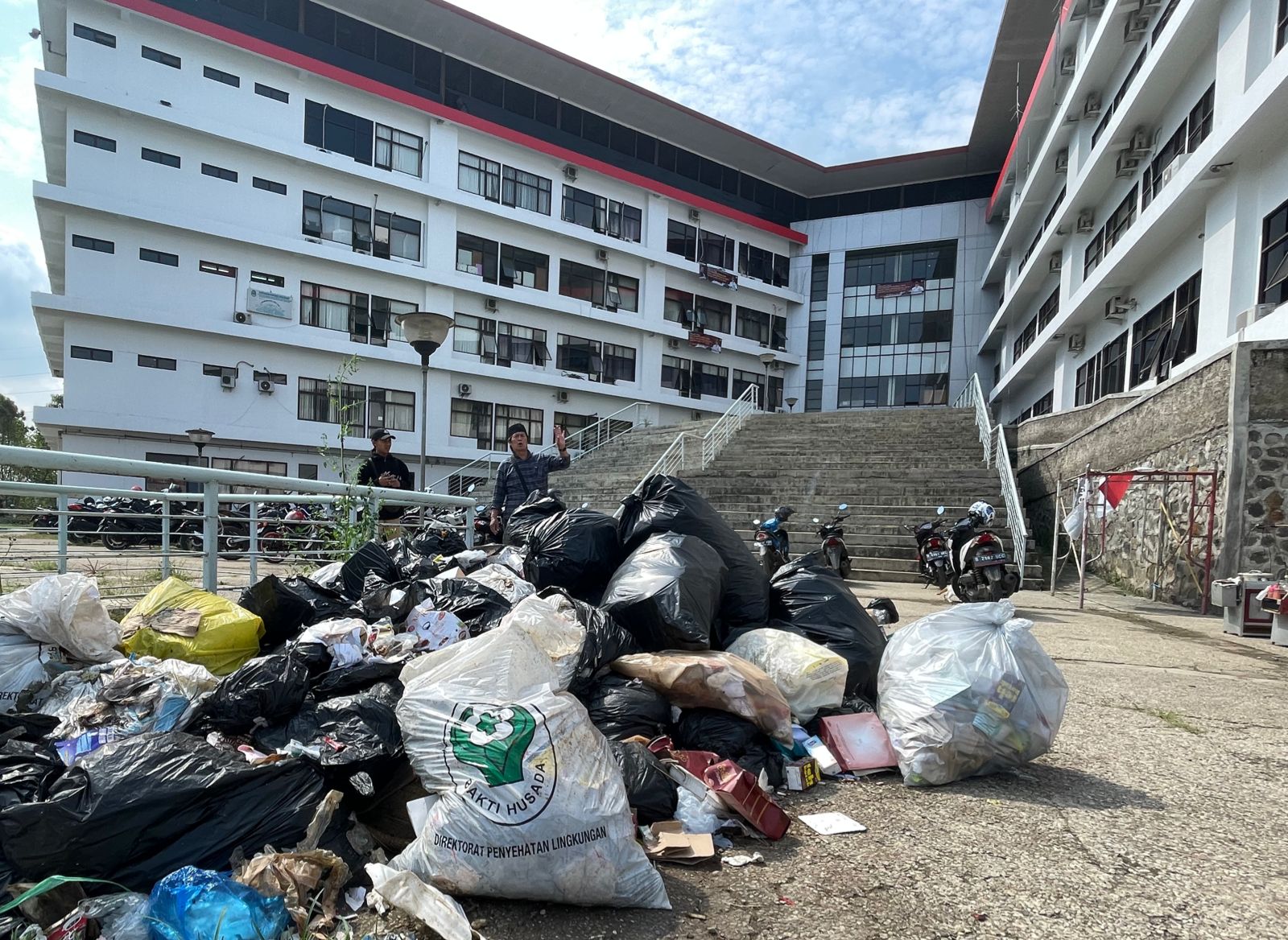 Keberadaan tumpukan sampah di lingkungan Perkantoran Pemerintahan Kabupaten Bandung Barat sehingga membuat tidak nyaman suasana bekerja