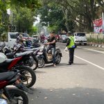 Kegiatan Parkir Ilegal di Pinggir Jalan Masih Beroperasi