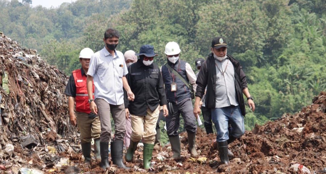 Kepala Dinas Lingkungan Hidup Jabar Prima Mayaningtias meninjau secara langsung reaktivasi zona 1 TPPAS Sarimukti di Kabupaten Bandung Barat, Selasa, 9 Mei 2023.