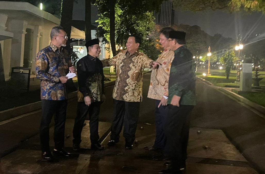 Menjelang Pemilu 2024, Presiden Joko Widodo (Jokowi) secara tiba-tiba mengundang enam ketua partai politik ke Istana Merdeka