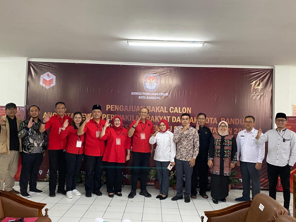 DPC PDI Perjuangan Kota Bandung mendaftarkan 50 anggota Bacaleg ke KPU Kota Bandung untuk Pemilu Legislatif 2024 dengan rincian 30 persen kuota dari perempuan.
