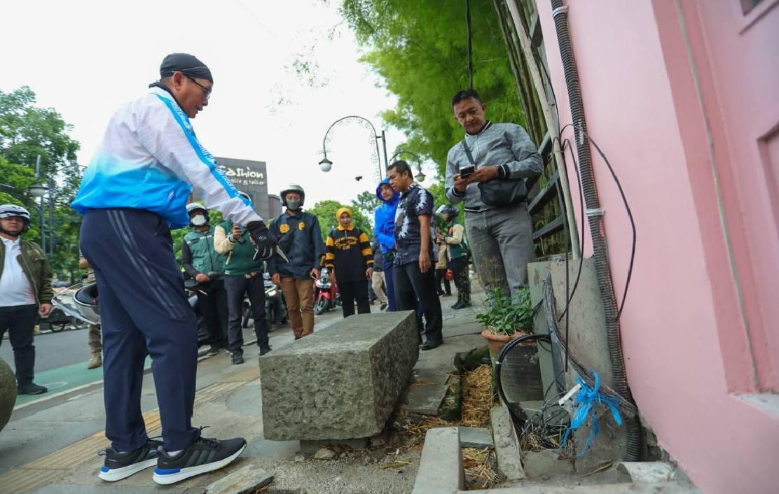 Ema Sumarna mengatakan bahwa akan ada perbaikan jalan dan trotoar di Kota Bandung secara bertahap.