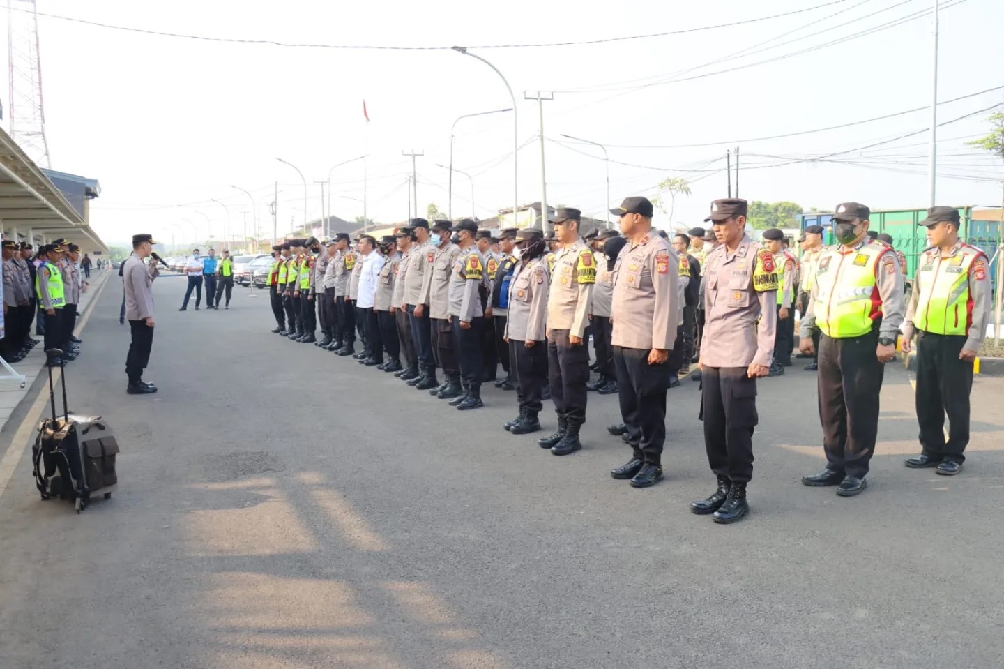 Polda Jawa Barat mengerahkan ratusan personel untuk melakukan pengamanan pada Kereta Cepat Jakarta Bandung (KCJB)