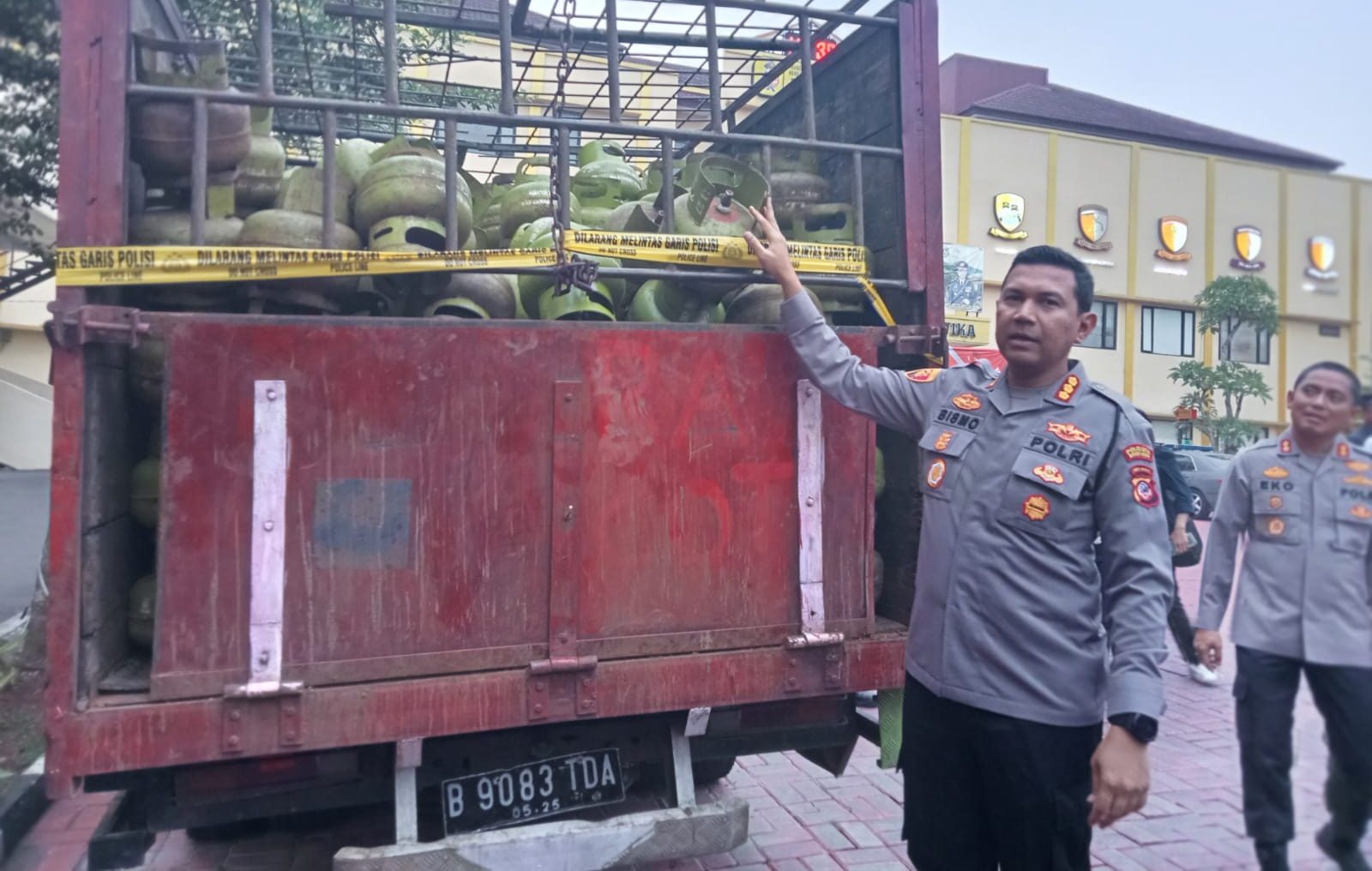 Polresta Bogor Kota berhasil membongkar praktik pengoplos gas Elpiji 3 kg di Sindang Rasa, Kecamatan Bogor Timur. yang dilakukan tiga pelaku