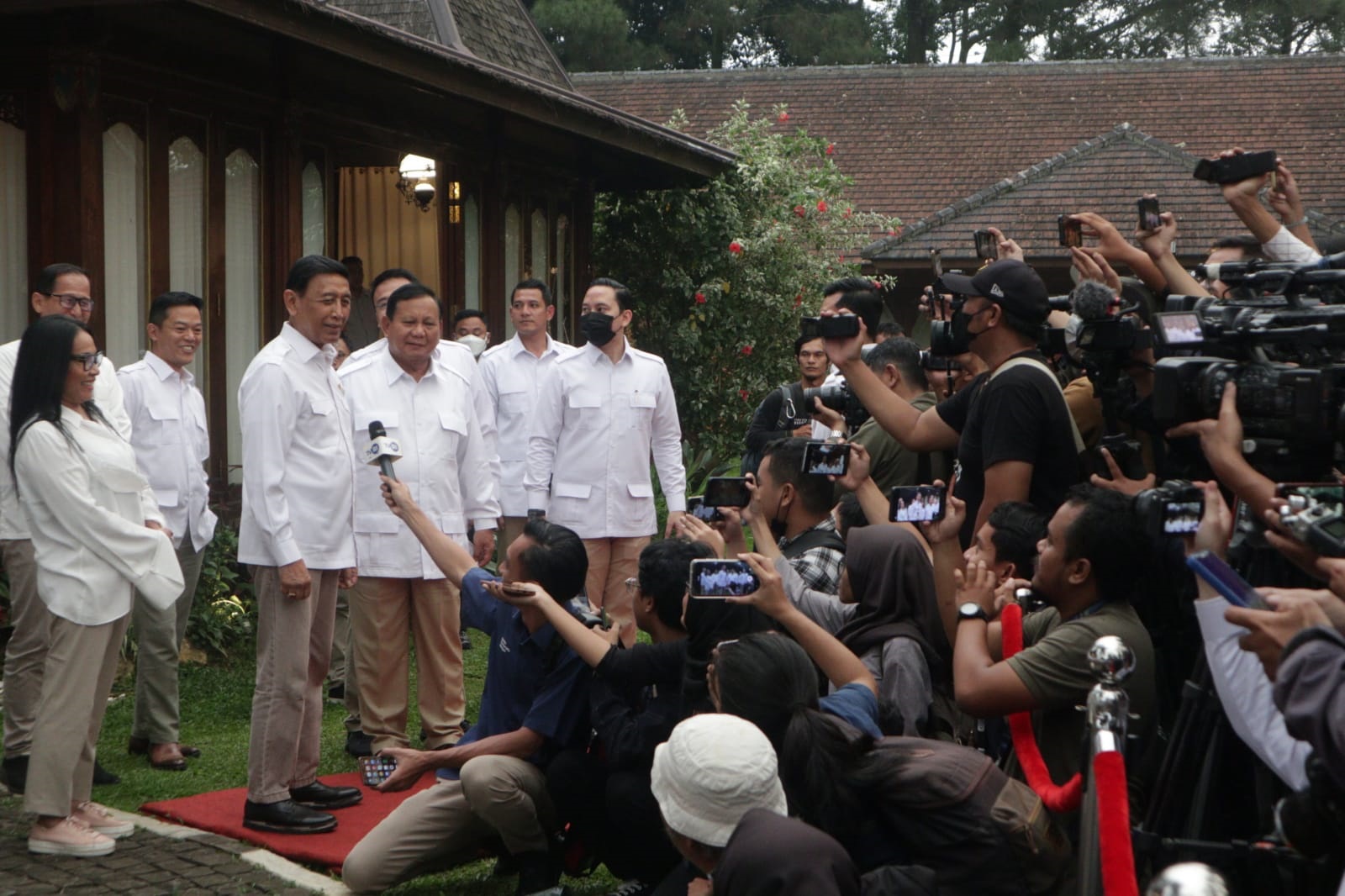 MANUVER POLITIK: Prabowo Subianto saat menyambut kedatangan Dewan Pertimbangan Presiden RI Jendral TNI (Purn) Wiranto di Garuda Yaksa Hambalang,  Kabupaten Bogor,  Senin 1 Mei 2023. (SANDIKA FADILAH/JABARESKPRES)