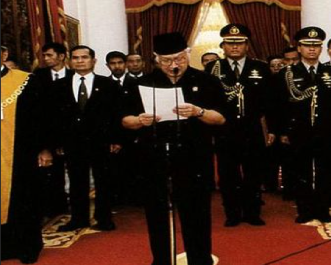 Akibat Krisis Moneter Asia 1997, Presiden Soeharto akhirnya lengser pada Krisis 98 yang melanda Indonesia.