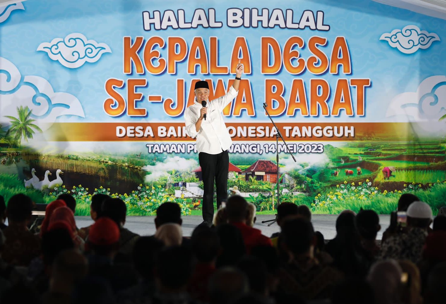 Safari politik ke Kota Bandung, Ganjar Pranowo berkesempatan menggelar acara halal bihalal dengan 4.01 kepala desa se Jawa Barat.