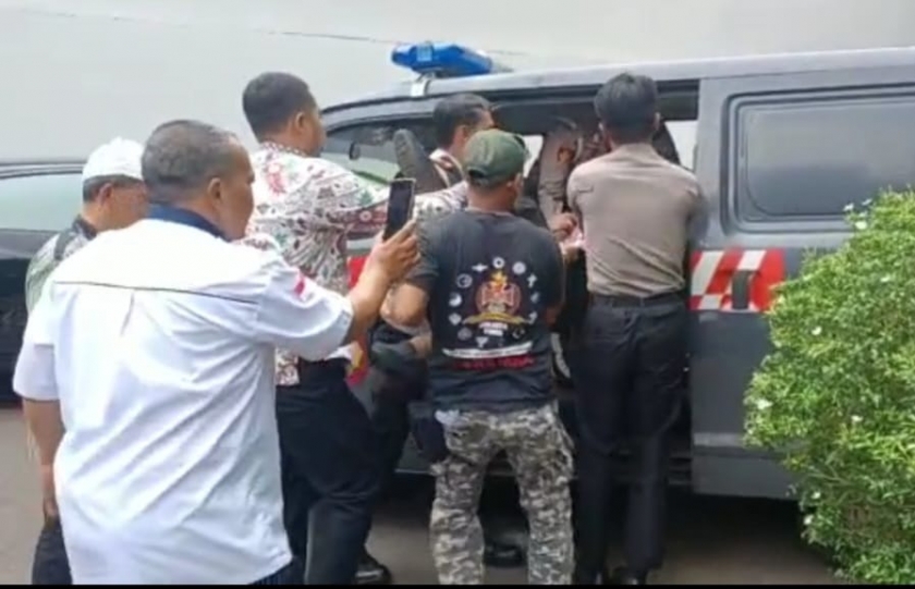 Terduga pelaku penambakan di Kantor Pusat MUI Menteng, Jakarta Pusat dilaporkan tewas, polisi amankan barbuk senjata. PMJ News.
