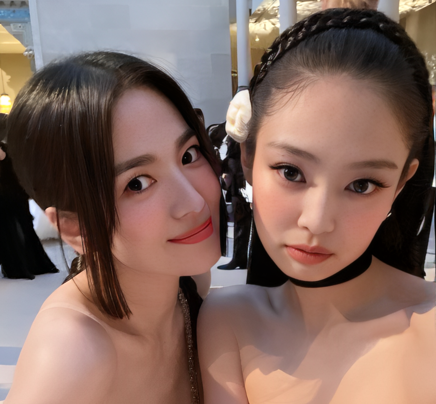 Jennie BLACKPINK dan Song Hye Kyo Foto Bareng di Met Gala 2023/Foto: Instagram (@jinyoungzooo0