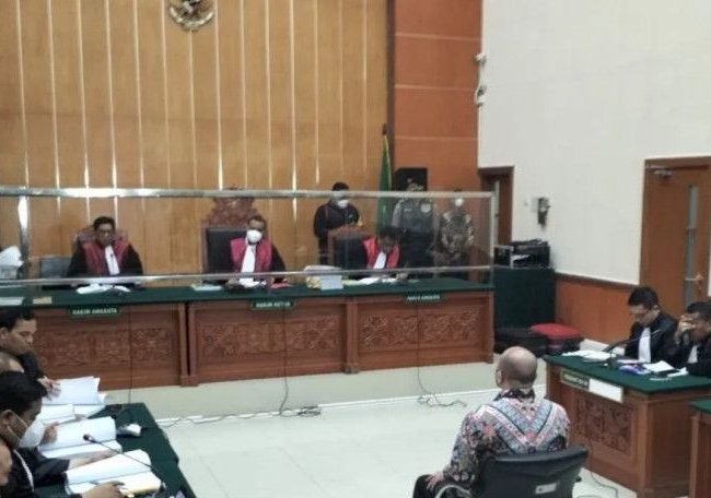 Teddy Minahasa saat mengikuti sidang di Pengadilan Negeri (PN) Jakarta Barat, Kamis (30/3/2023). ANTARA/Walda