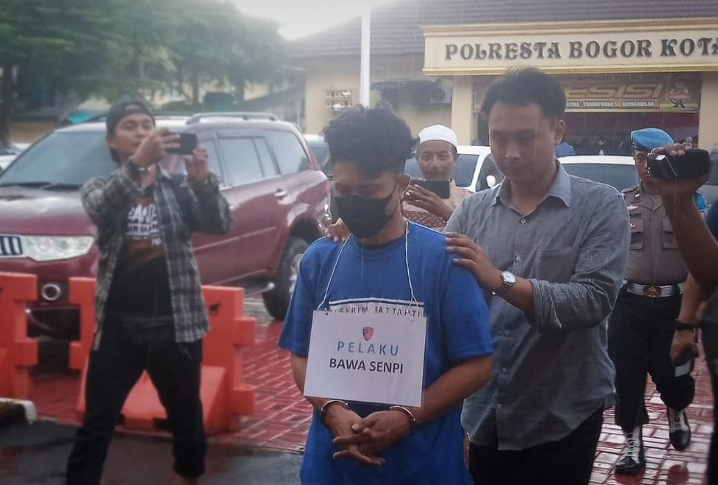 Seorang pedagang pasar malam di Kota Bogor harus berurusan dengan pihak berwajib. Sebab, dia kedapatan menyimpan senjata api.