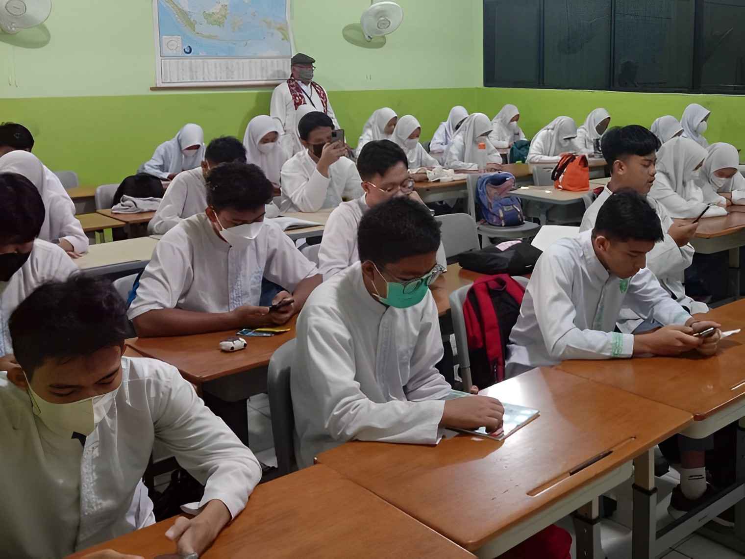 Kontak Layanan Pengaduan PPDB Jakarta 2023/Foto: Instagram (sman33jakarta)