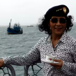 Susi Pudjiastuti mengkritik keputusan Jokowi perihal ekspor pasir laut.