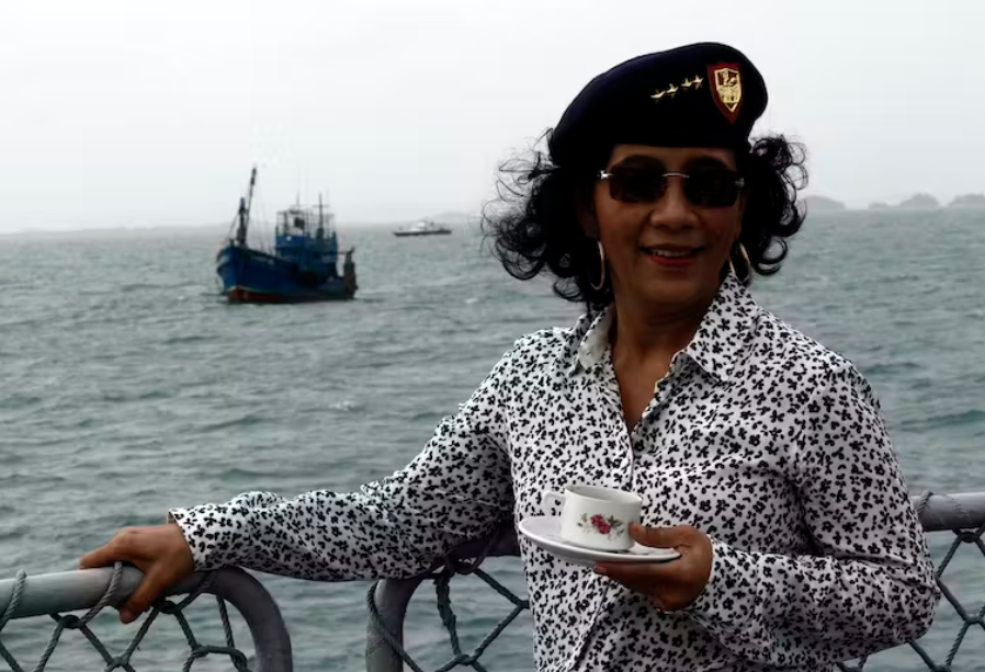 Susi Pudjiastuti mengkritik keputusan Jokowi perihal ekspor pasir laut.