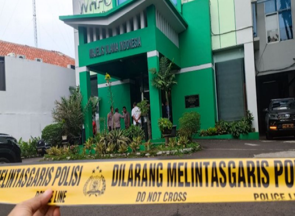 Olah TKP dilakukan oleh pihak kepolisian setelah penembakan di Kantor Pusat MUI.