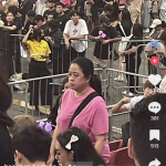 Seorang wanita mirip dengan Ketua DPR RI sedang menikmati konser BlackPink Singapore