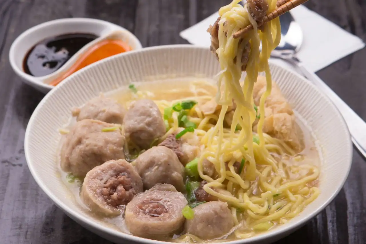 8 Rekomendasi Bakso Terenak Di Bandung, Kuahnya Bikin Nagih!