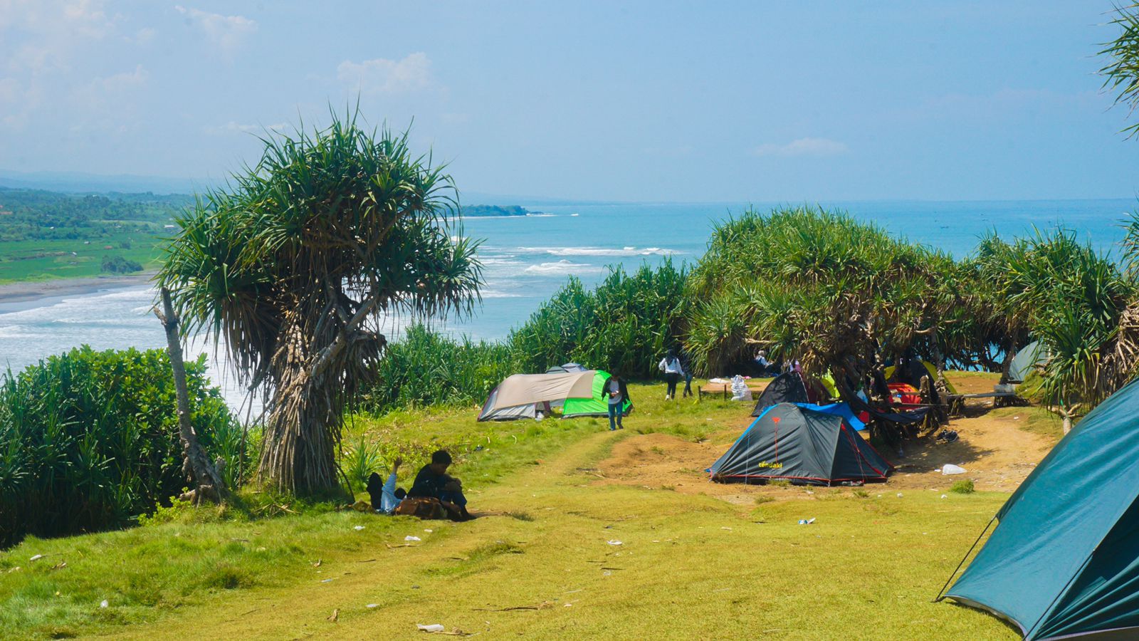 Area di Pantai Puncak Guha yang dapat dipakai untuk camping.