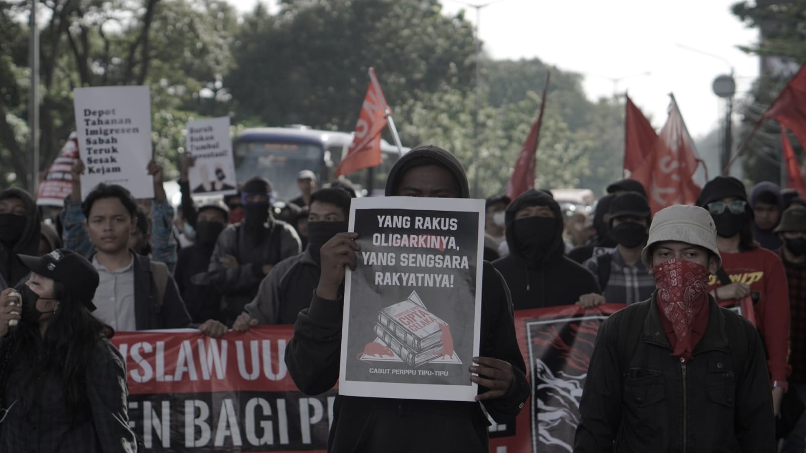 Aksi jalan bersama dilakukan Aliansi Buruh Bandung Raya dalam memperingati Hari Buruh Internasional.