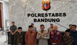 Polisi telah melimpahkan kasus bule ludahi Imam masjid di Bandung.