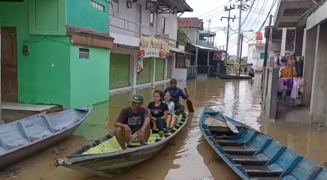 Hampir semua Wilayah di Kampung Cijagra Kabupaten Bandung Dikepung Banjir Sepinggang Orang Dewasa, Warga Terpaksa Menggunakan Perahu untuk Transportasi. Foto Agi Jabarekspres