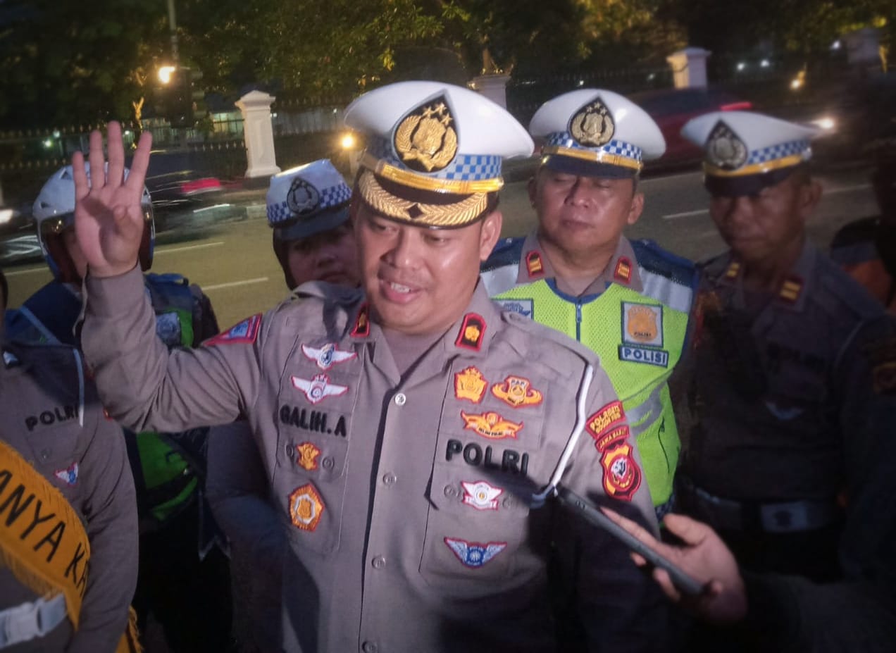 Kepala Satlantas Polresta Bogor Kota, Kompol Galih Apria saat memberikan keterangan di Simpang Jalan Kaptennya Muslihat, Selasa (9/5). (Yudha Prananda / Jabar Ekspres)