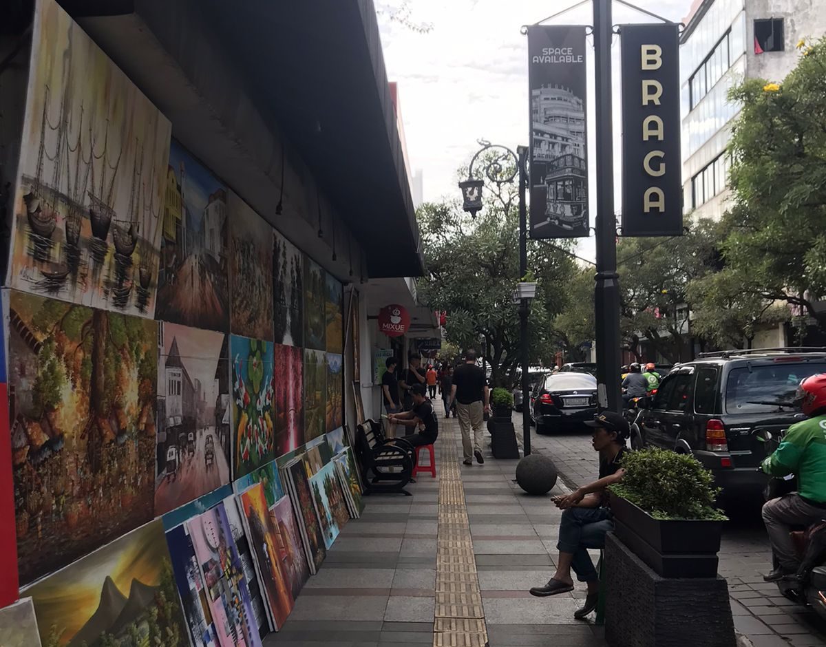 Lukisan dipajang dan 'mejeng' di sepanjang jalan Braga, Kota Bandung, pada Kamis (11/5). (Daffa/Jabarekspres.id)