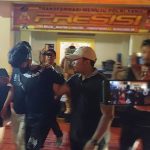 MSR alias Tukul, pelaku pembacokan pelajar di Simpang Pomad Bogor saat digelandang petugas di Mapolresta Bogor Kota, Kamis (11/5) Malam. (Yudha Prananda / Jabar Ekspres)