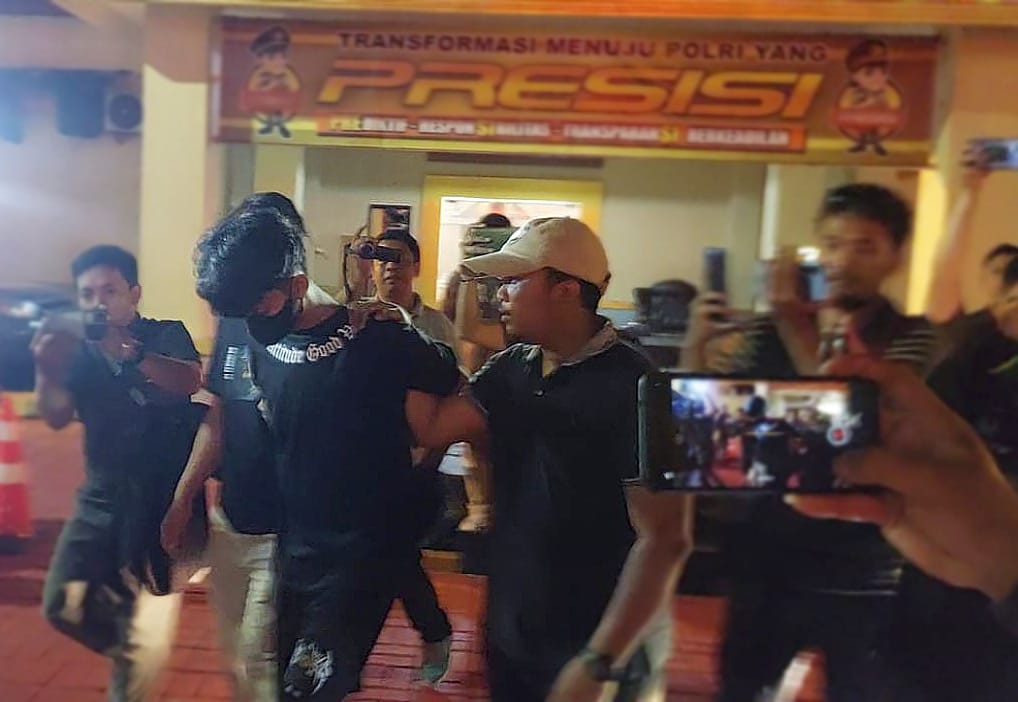 MSR alias Tukul, pelaku pembacokan pelajar di Simpang Pomad Bogor saat digelandang petugas di Mapolresta Bogor Kota, Kamis (11/5) Malam. (Yudha Prananda / Jabar Ekspres)