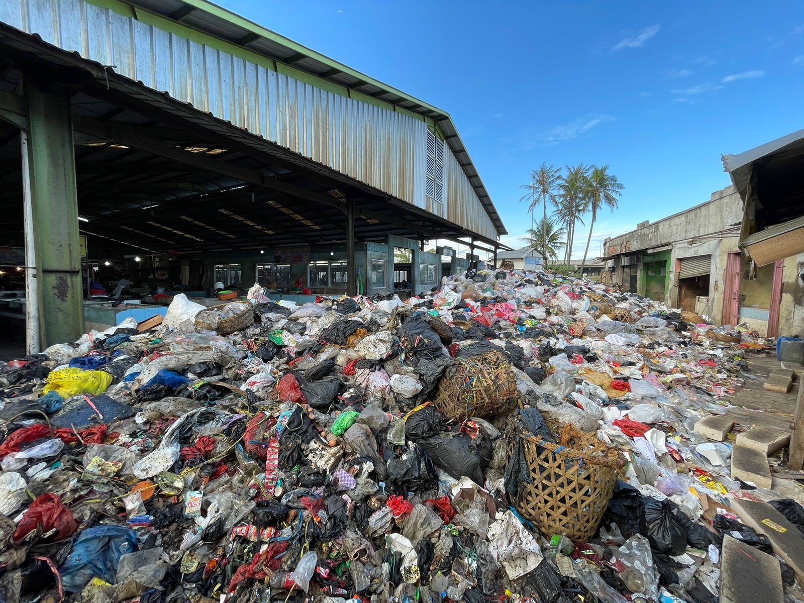 Pedagang Pasar Cileunyi Tulis Spanduk Larangan, Kesal Sampah Masih Menumpuk dan Menggunung. Foto Agi Jabarekspres