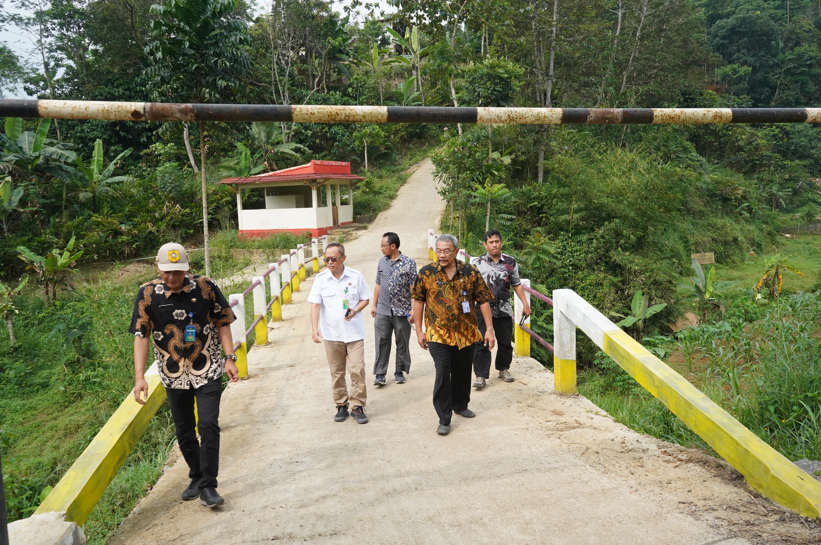 Kepala bagian sumber daya alam (SDA) Setda Kabupaten Bogor Budi CW bersama jajaran saat mengunjungi lokasi penataan DAS Cisadane di Kecamatan Cigombong Kabupaten Bogor . Foto : Istimewa