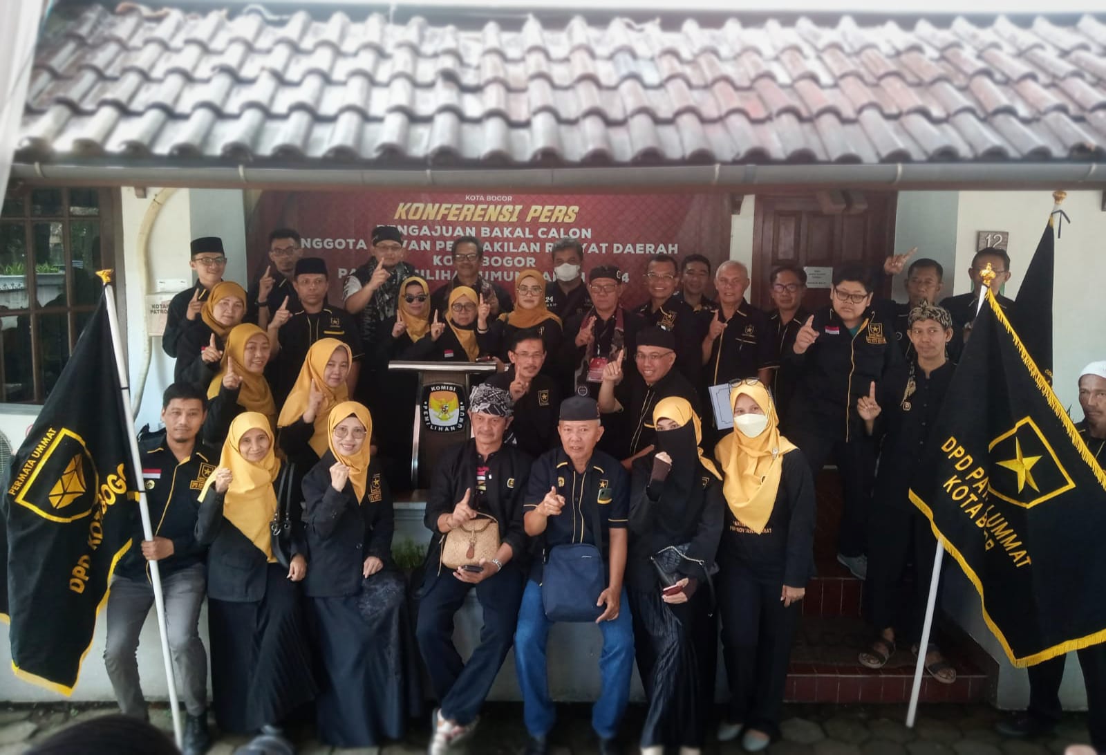 Para Bacaleg Partai Ummat Kota Bogor di Kantor KPU Kota Bogor, Sabtu (13/5). (Yudha Prananda / Jabar Ekspres)