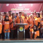 Perwakilan Partai Buruh Kota Bogor usai mendaftarkan 40 Bacaleg-nya ke Kantor KPU Kota Bogor, Minggu (14/5) Malam. (Yudha Prananda / Jabar Ekspres)