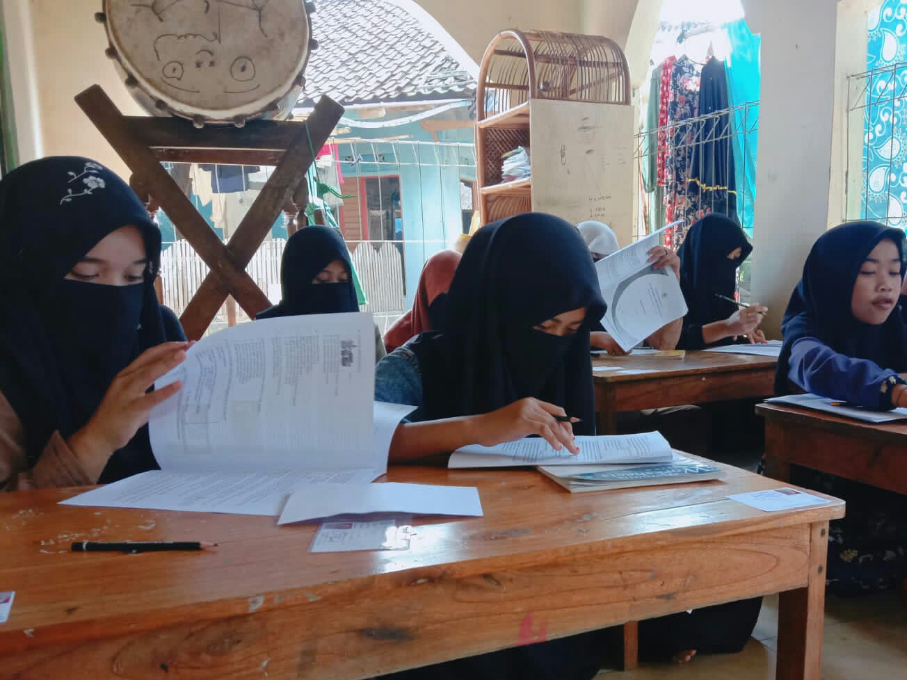 Siswa SDN 02 Sukamulya saat mengikuti ujian sekolah. Foto: Sandika Fadilah/Jabarekspres.com