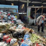 Masih Belum diangkut, Tumpukan Sampah Di Pasar Sehat Cileunyi Setinggi 2 Meter. Foto Agi Jabarekspres