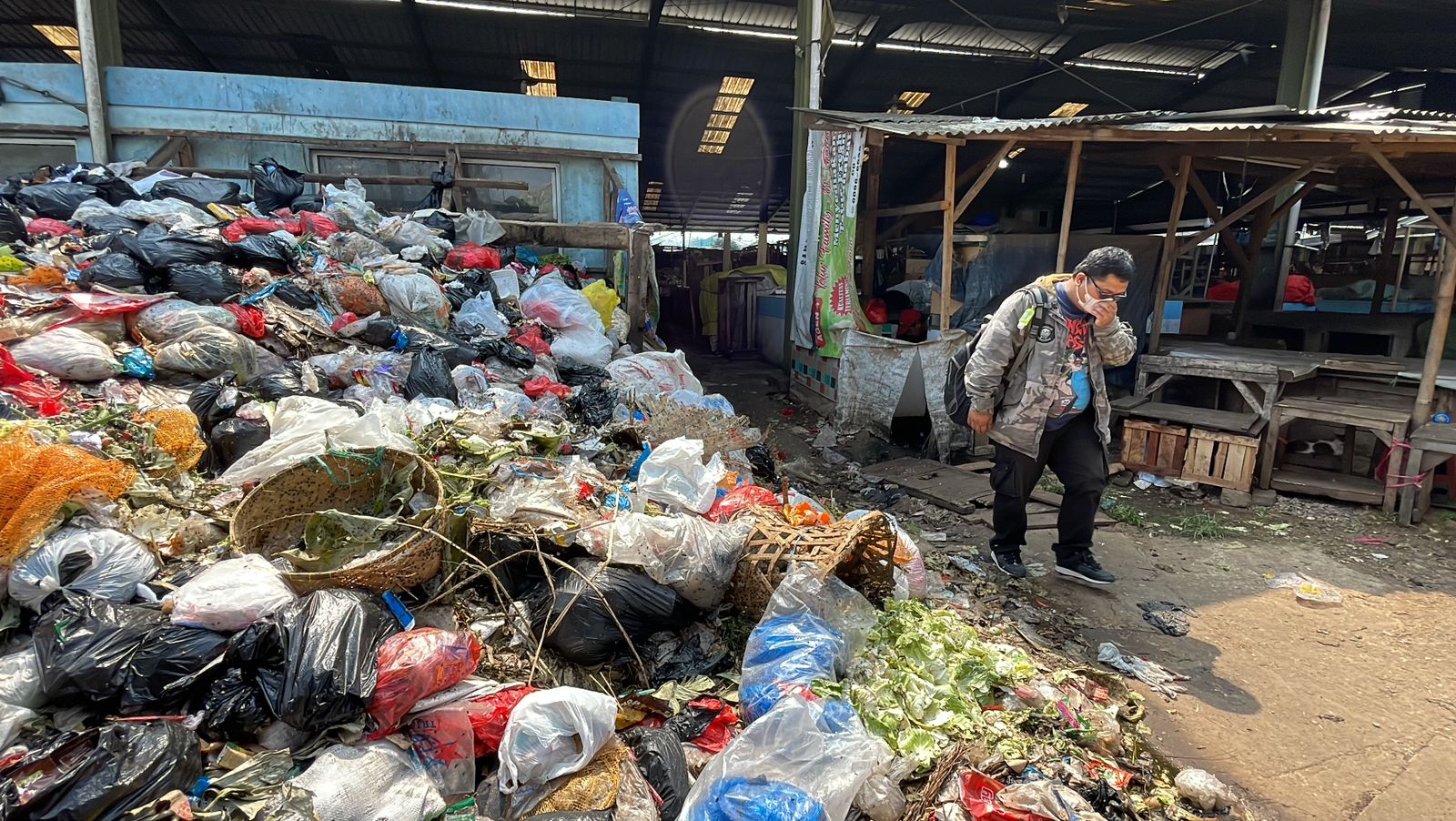 Masih Belum diangkut, Tumpukan Sampah Di Pasar Sehat Cileunyi Setinggi 2 Meter. Foto Agi Jabarekspres